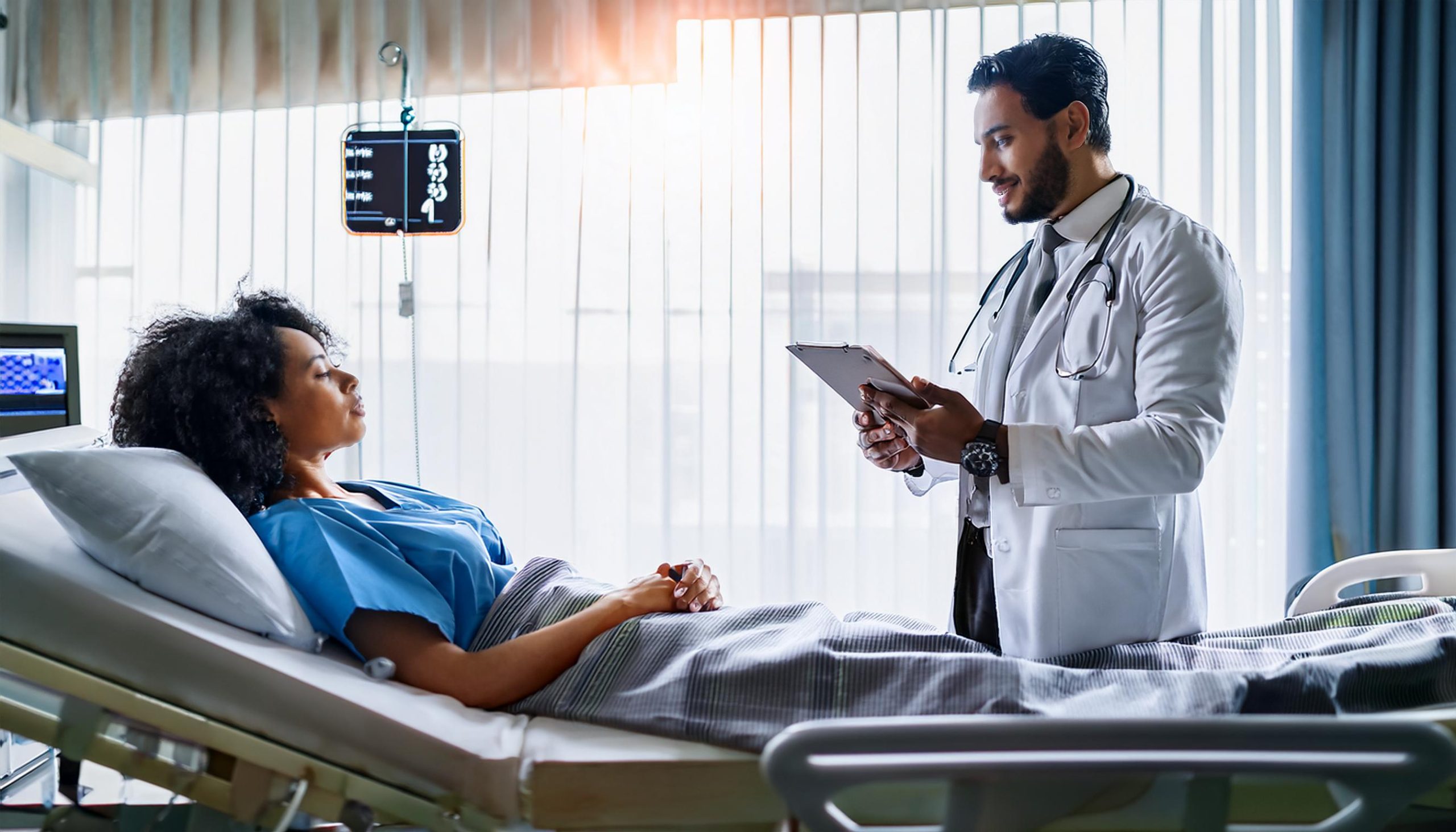 Firefly Paciente acostado en una cama de hospital, con equipo médico alrededor. Un médico atento est