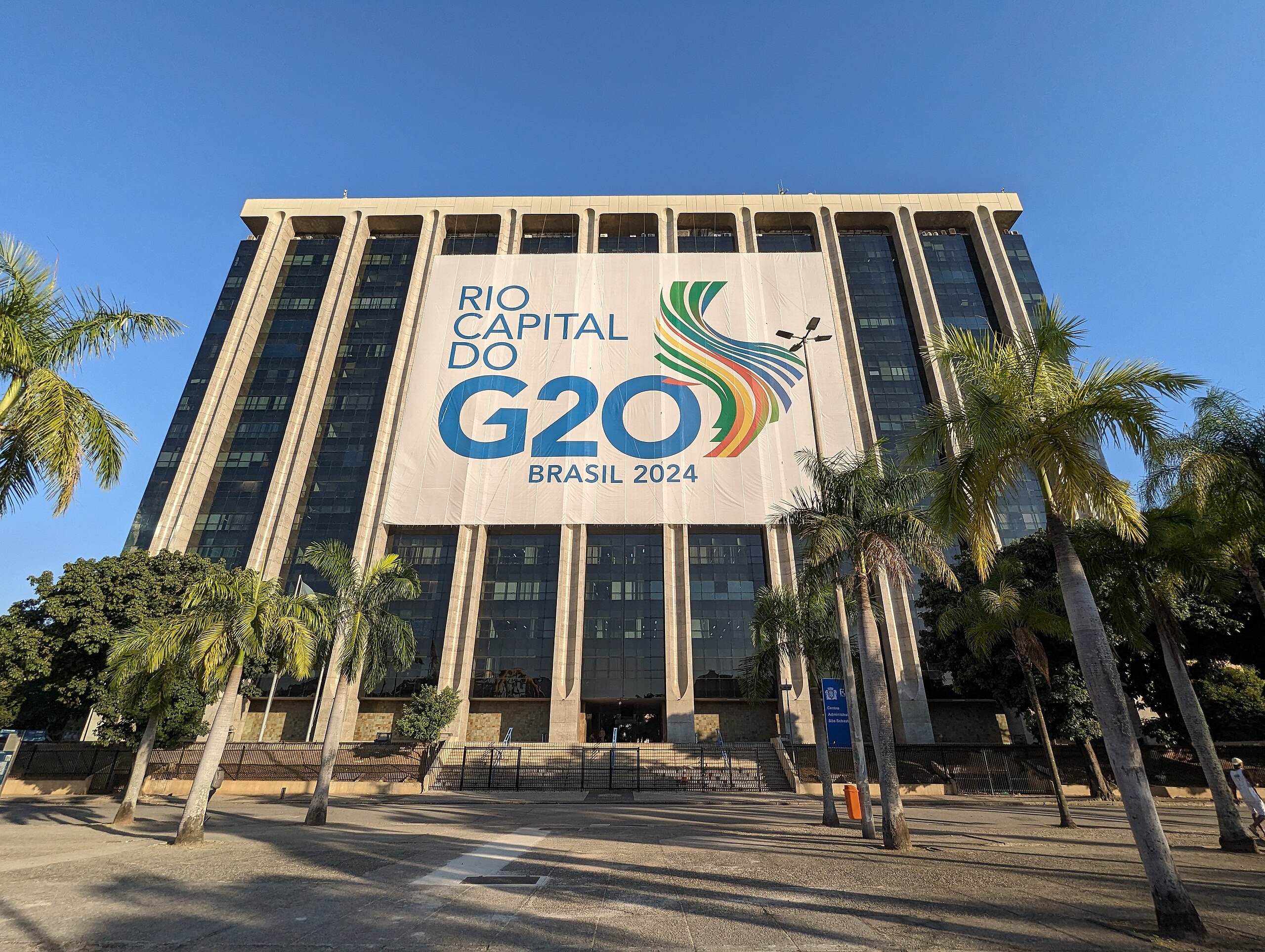 G20_2024_banner_at_the_Rio_de_Janeiro_municipal_prefecture_building